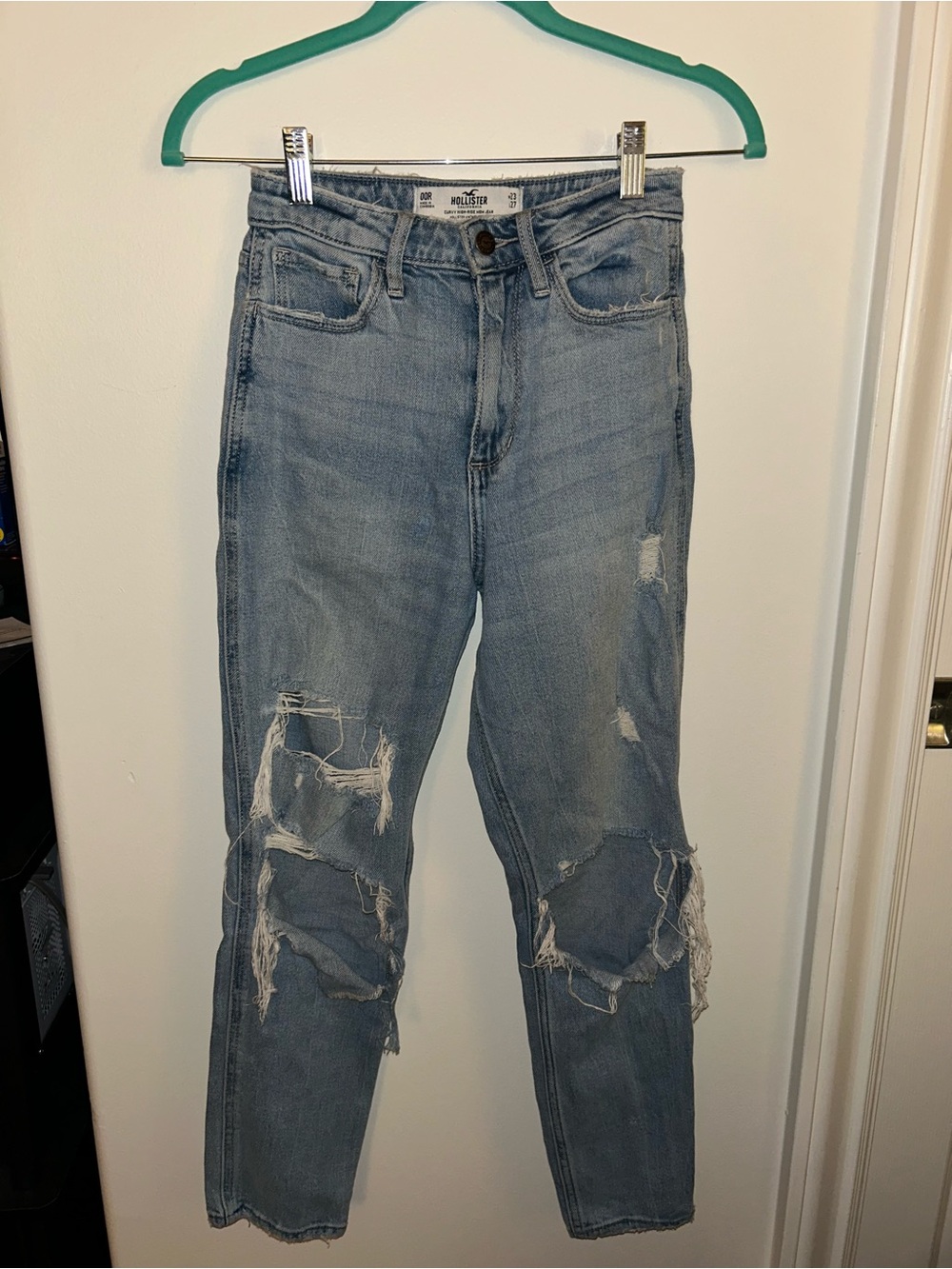 Hollister Ripped Curvy High-Rise Cropped Mom Jeans